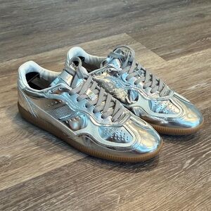 Women’s alohas silver metallic shoes